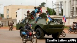 Un véhicule blindé de transport de troupes (APC) russe conduit dans la rue lors de la livraison de véhicules blindés à l'armée centrafricaine à Bangui, en République centrafricaine, le 15 octobre 2020. (Camille Laffont/AFP)