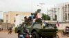 Un véhicule blindé de transport de troupes (APC) russe est vu dans la rue à Bangui, en République centrafricaine, le 15 octobre 2020.