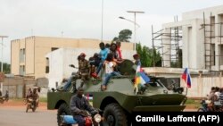 Un véhicule blindé de transport de troupes russe conduit dans la rue lors de la livraison de véhicules blindés à l'armée centrafricaine à Bangui, en République centrafricaine, le 15 octobre 2020.