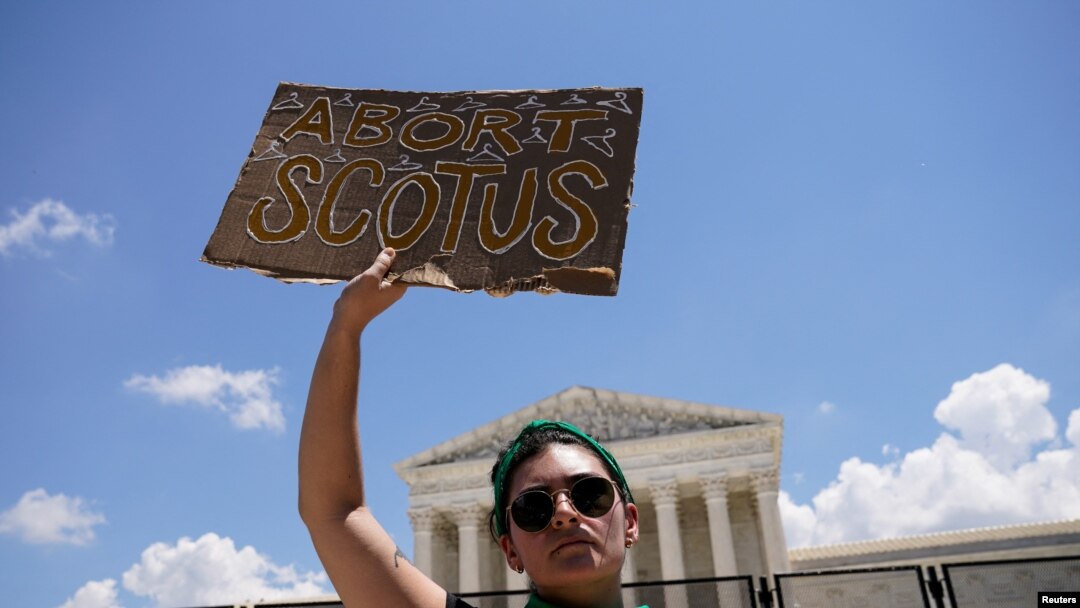 Seorang aktivis pendukung hak-hak aborsi mengacungkan poster saat demo di luar Mahkamah Agung AS di Washington DC, sehari setelah MA membatalkan preseden Roe vs Wade yang mengakui hak perempuan untuk melakukan aborsi, Sabtu, 25 Juni 2022. (Foto: Elizabeth Frantz/Reuters) 