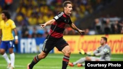 Miroslav Klose merayakan golnya melawan Brazil (Foto: FIFA.com)