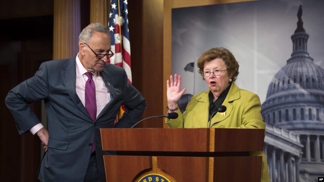 Senatorlar Barbara Mikulski va Charlz Shumer. Shumer Eron bilan kelishuvga qarshi, Mikulski esa bu to'g'ri qaror deydi.
