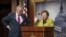 Senatorlar Barbara Mikulski va Charlz Shumer. Shumer Eron bilan kelishuvga qarshi, Mikulski esa bu to'g'ri qaror deydi. 
