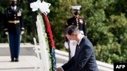 방미 중인 문재인 한국 대통령이 20일 알링턴 국립묘지 무명용사 묘에 헌화했다.