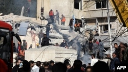 ساختمان چهار طبقه‌ای که در دشمق هدف قرار گرفت و دست‌کم پنج عضو سپاه پاسداران کشته شدند.