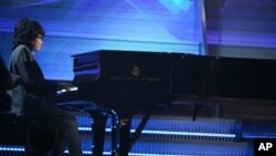 Joey Alexander memainkan lagu ciptannya di acara penyerahan penghargaan Grammy ke-58. (Foto: dok.)