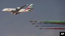 Foto de archivo de un A-380 de Emirates Airline. Las autoridades de aviación civil recibieron "un mensaje de una de las operadoras nacionales de los EAU el lunes por la mañana sobre que una de sus aeronaves había sido interceptada por cazas cataríes"