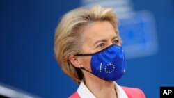 La presidenta de la Comisión Europea, Ursula von der Leyen, llega para una cumbre de la UE en el edificio del Consejo Europeo en Bruselas, el viernes 2 de octubre de 2020.