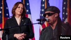  La candidata presidencial demócrata y vicepresidenta de los Estados Unidos, Kamala Harris, mira mientras Stevie Wonder le canta 'Feliz Cumpleaños' durante un servicio dominical de Souls to the Polls en la Iglesia Internacional Divine Faith Ministries en Jonesboro, Georgia, EE.UU., el 20 de octubre de 2024. REUTERS