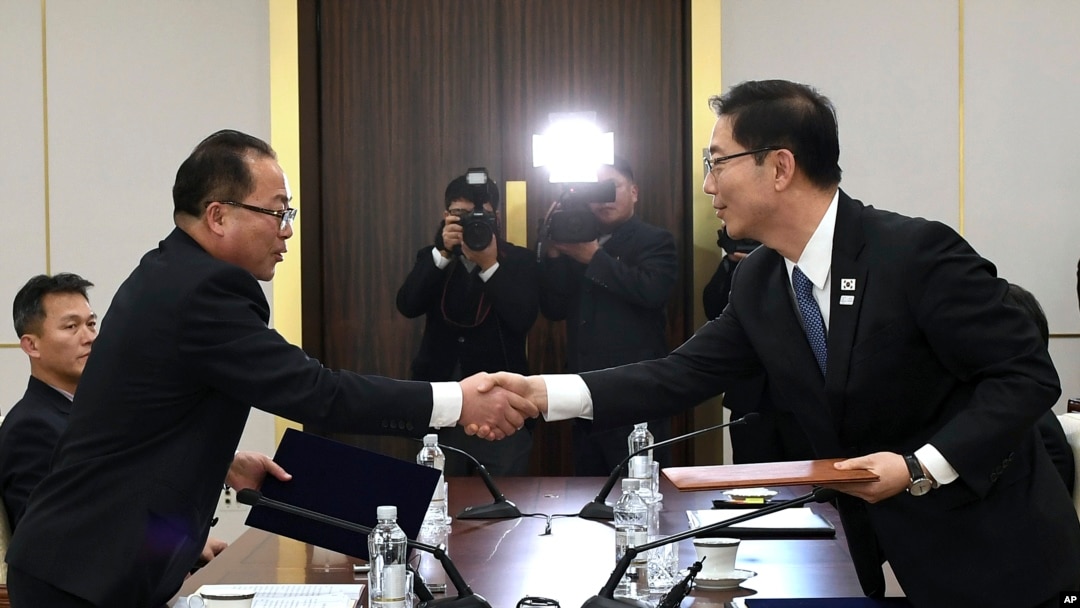 El viceministro de Unificación surcoreano, Chun Hae-Sung, right, saluda al líder de la negociación de Corea del Norte, Jon Jong Su durante la reunión en la zona de desmilitarización en Paju, Corea del Sur. 