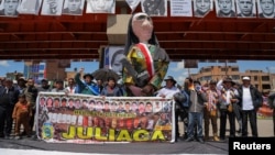 ARCHIVO: Peruanos protestan al cumplirse un año de las manifestaciones contra la presidenta Dina Boluarte, en Juliaca, Perú, el 9 de enero de 2024.