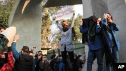 حمله نیروی انتظامی به تظاهرکنندگان با گاز اشک‌آور در مقابل در ورودی دانشگاه تهران - تهران 9 دی‌ماه