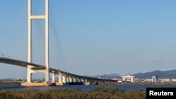 从中国辽宁省丹东市拍摄的连接中国丹东新区与朝鲜新义州的新鸭绿江大桥。(2026年10月5日)