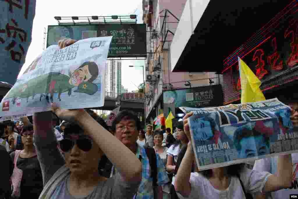 香港市民吳小姐(左一)參加今年71遊行，要求新任香港特首梁振英下台