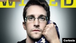 La portada de la edición de septiembre de la revista Wired donde aparece Edward Snowden abrazando la bandera estadounidense.