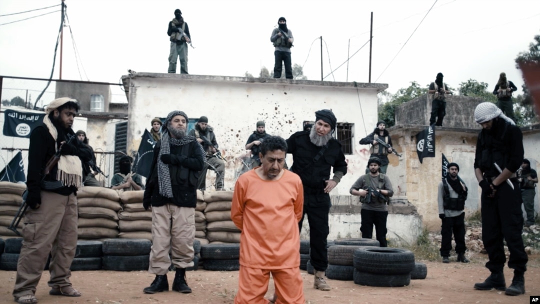 Adegan dari salah satu episode serial 'Selfie' memperlihatkan komedian Naser Al-Qasabi, tengah. (foto: MBC Television via AP)