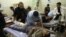 El palestino herido es atendido en un hospital de Khan Younis.