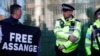 Пікетувальник з плакатом "Свободу Ассанжу" біля суду у Лондоні 11 квітня 2019 р.