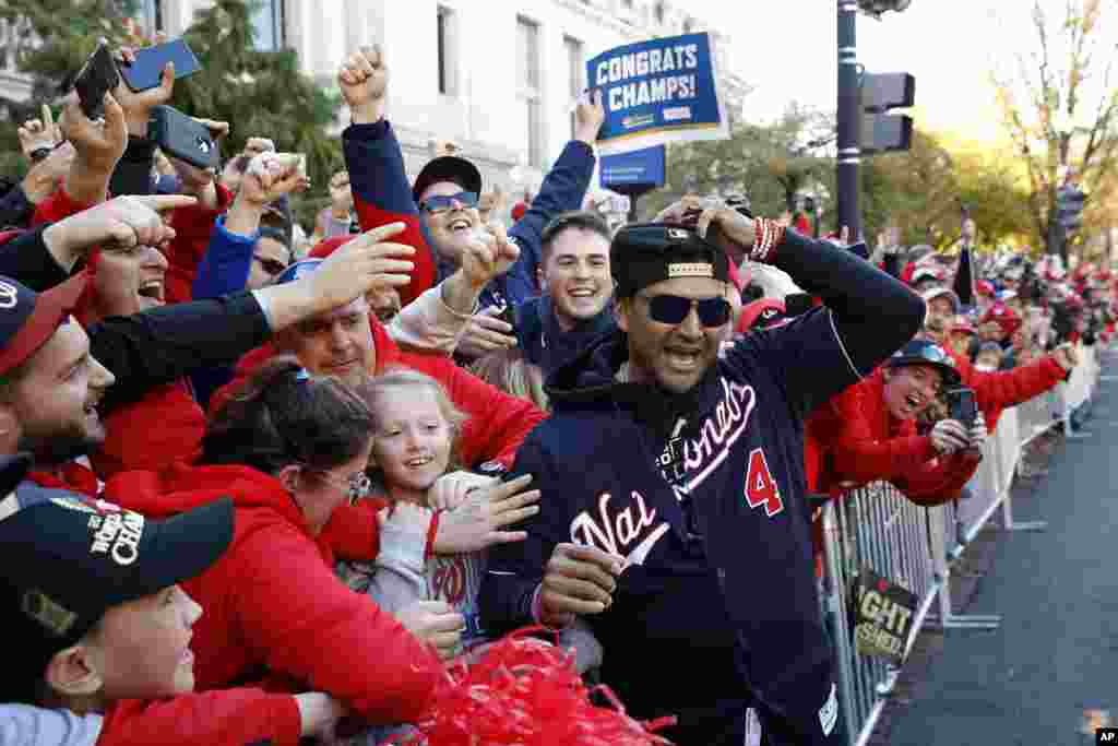 El puertorriqueño Dave Martinez, entrenador de los Nacionales de Washington, celebró eufórico junto a los fanáticos.