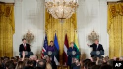 도널드 트럼프 미국 대통령이 3일 백악관에서 발트해 3개국 정상들과 회담 후 기자회견에 참석했다. 왼쪽부터 라이몬즈 베요니스 라트비아 대통령, 케르스티 칼리울라이드 에스토니아 대통령, 달리아 그리바우스카이테 리투아니아 대통령, 트럼프 대통령.