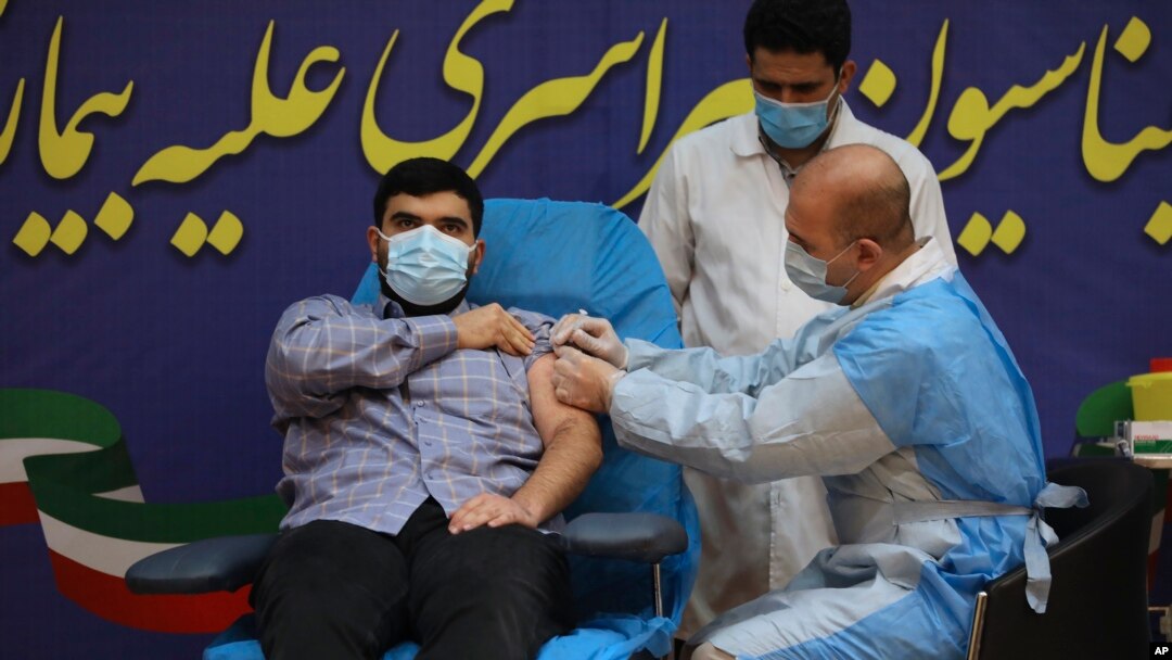 Parsa Namaki, putra Menteri Kesehatan Saeed Namaki, menerima vaksin Sputnik V dari Rusia di Rumah Sakit Imam Khomeini di Teheran, Iran, Selasa, 9 Februari 2021. (Foto AP / Vahid Salemi)