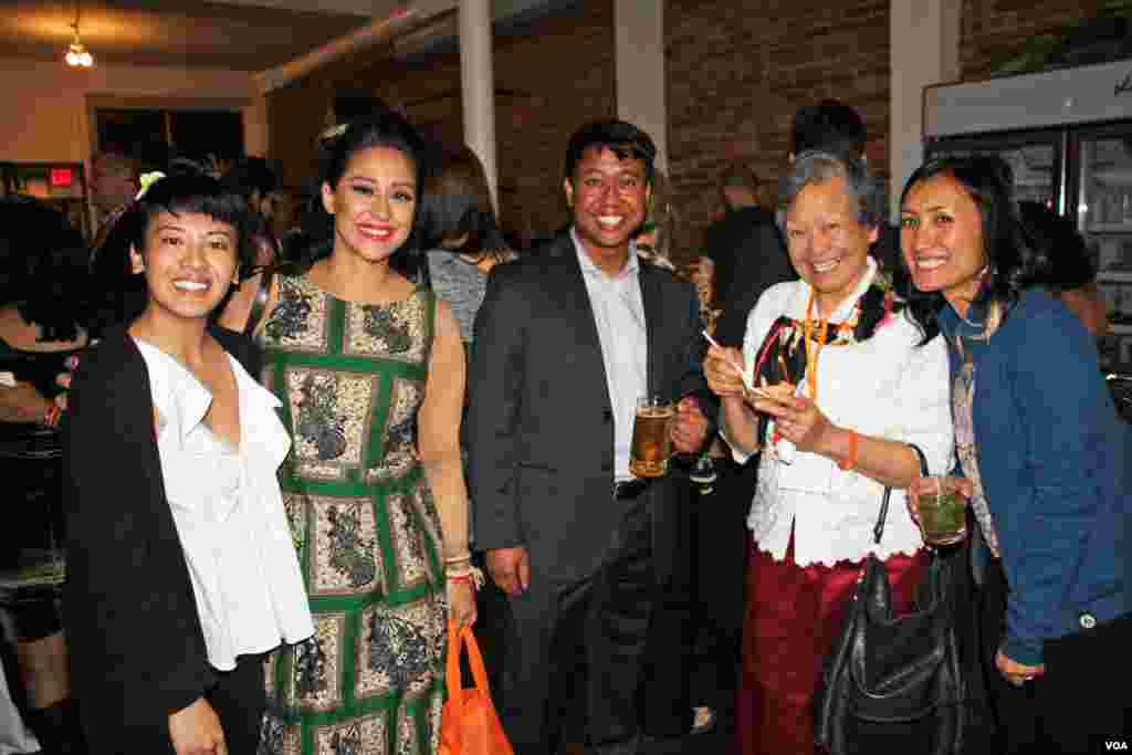 Cambodian-American Seda Nak, venue host and owner of Shopkeepers Gallery (left) and other Cambodian-guests and organizers at a Washington, DC fundraiser and silent auction organized by Caring for Cambodia, a non-profit to help support 21 impoverished schools in Cambodia&#39;s Siem Reap province, May 4, 2017. (VOA Khmer)&nbsp;