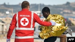 Un membre de la Croix-rouge accueille un migrant à Pozzallo, Italie, le 8 novembre 2017.