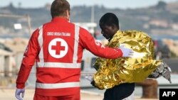 Un membre de la Croix-rouge accueille un migrant à Pozzallo, Italie, le 8 novembre 2017.