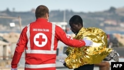 Un membre de la Croix-rouge accueille un migrant à Pozzallo, Italie, le 8 novembre 2017.