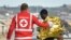 Un membre de la Croix-rouge accueille un migrant à Pozzallo, Italie, le 8 novembre 2017.