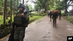 Tropas filipinas llegan a sus barracas a reforzar a sus compañeros tras el asedio de militantes musulmanes en las afueras de Marawi, al sur de las Filipinas. 