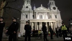 Polisi London sedang berjaga di luar gereja Katedral St.Paul di London (Foto: dok).