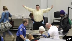 امریکا کې په هوائي اډو د مسافرو لټون او څارنه زیاته کړی شوې ده اوامنیتي چارواکې په لاس هم د مسافرو د بدن لټون کولی شي