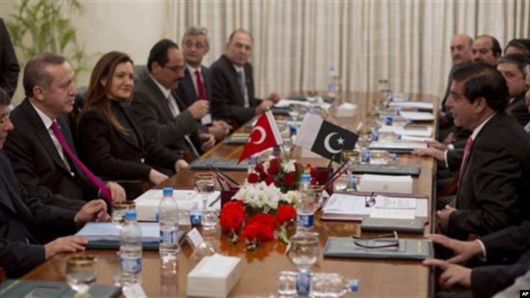 Turkiya Bosh vaziri Rajab Toyib Erdog'an Rivojlanayotgan Sakkizlik sammitidan oldin Pokiston Bosh vaziri Raja Pervaiz Ashraf bilan uchrashmoqda, Islomobod, 21-noyabr, 2012-yil.