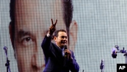 Diễn viên hài Jimmy Morales làm dấu hiệu chiến thắng trước các ủng hộ viên tại Guatemala City, ngày 6/9/2015.