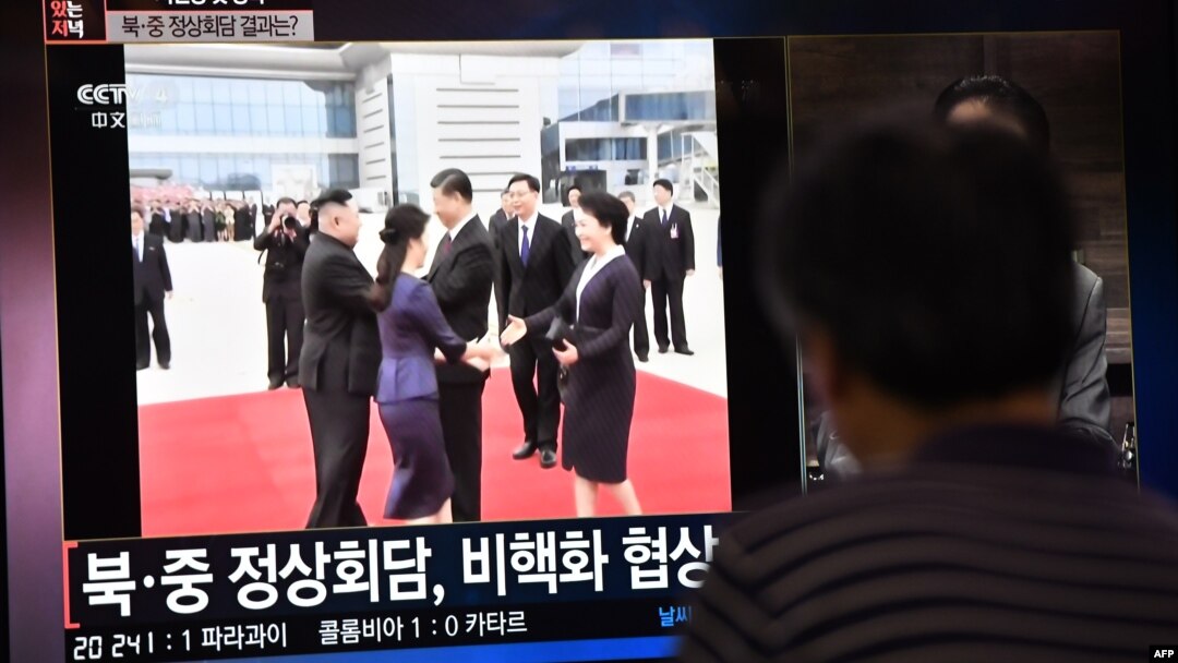 在首尔火车站的韩国民众观看中国国家主席习近平访问朝鲜的电视新闻报道(2019年6月20日)