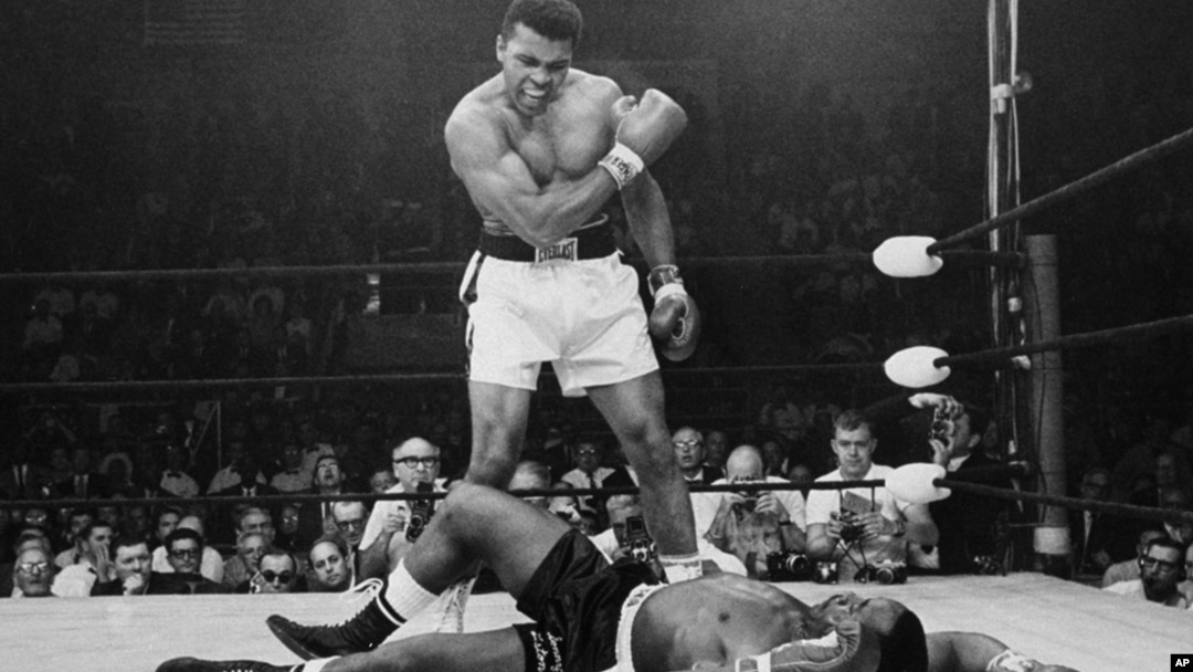 Mohamed Ali u revanš meču protiv Sonija Listona, 1965. u Luinstonu u državi Mejn, koji je završen nokautom posle dva minuta borbe u prvoj rundi 