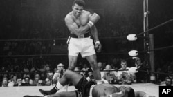 Mohamed Ali u revanš meču protiv Sonija Listona, 1965. u Luinstonu u državi Mejn, koji je završen nokautom posle dva minuta borbe u prvoj rundi 