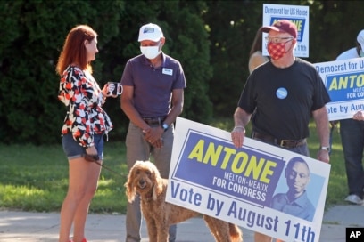 Kandidat Demokrat untuk Distrik Kelima Kongres, Antone Melton-Meaux (tengah) berbincang dengan penduduk di selatan Minneapolis, pada Hari Pemilihan Pendahuluan di Minnesota, Selasa, 11 Agustus 2020. (Foto AP / Jim Mone)