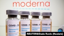 Tư liệu: Các lọ thuộc dán nhãn Moderna "COVID-19 / Coronavirus vaccine / Injection only". REUTERS/Dado Ruvic