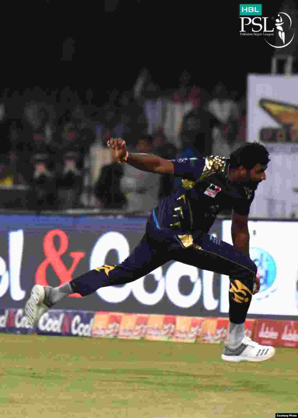 قذافی اسٹیدیم لاہور میں پاکستان سپر لیگ کے پشاور زلمی اور کوئٹہ گلیڈی ایٹرز کے درمیان پلے آف میچ&nbsp; کی تصویری جھلک ۔