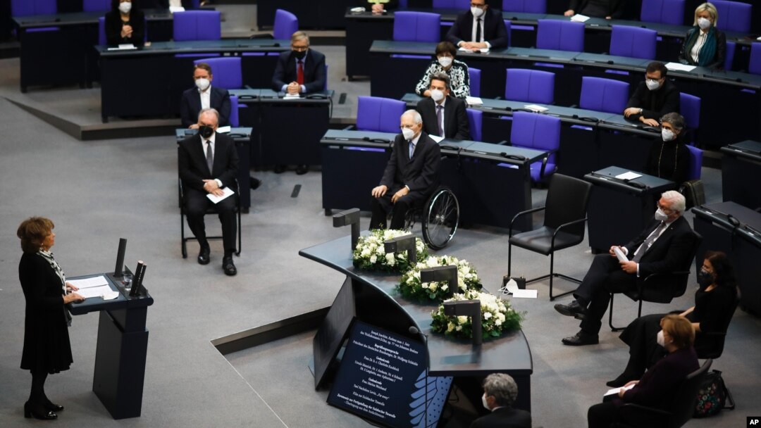 Šarlote Knobloh levo obraća se nemačkom parlamentu u Berlinu, 27. januara 2021. (Foto: AP)