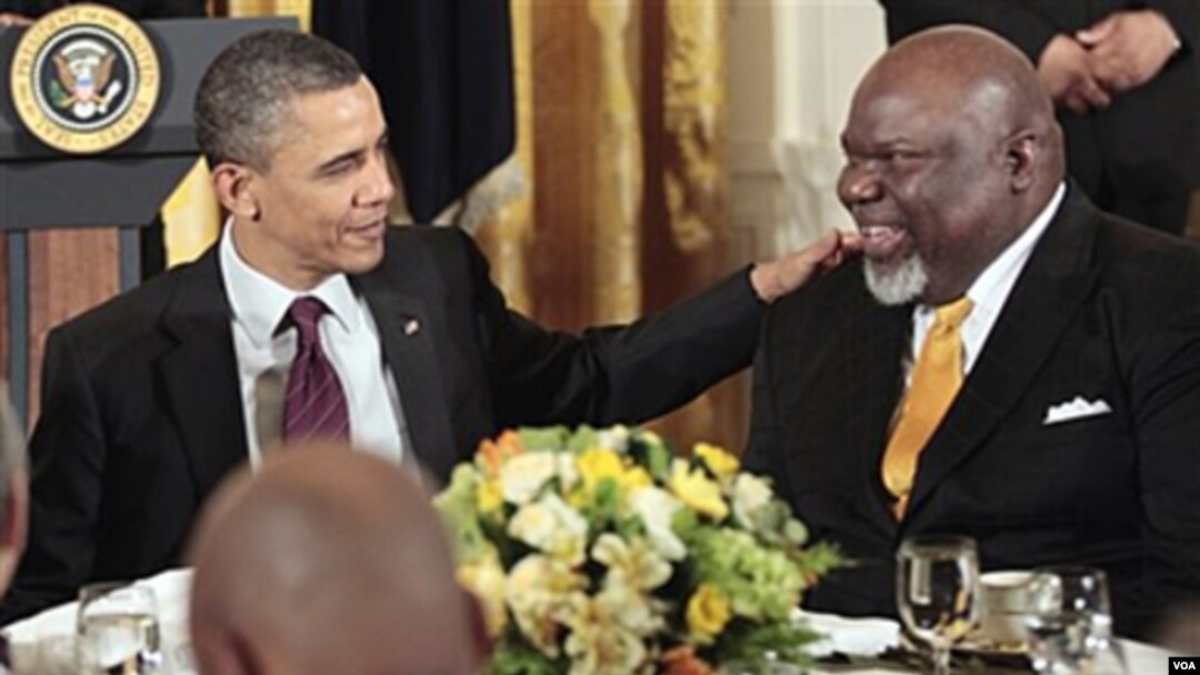 El presidente Barack Obama conversa con el obispo evangelista de Texas, T.D. Jakes, durante el desayuno de oración.