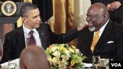 El presidente Barack Obama conversa con el obispo evangelista de Texas, T.D. Jakes, durante el desayuno de oración.