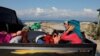 Perempuan beserta harta bendanya dievakuasi ke tempat yang lebih tinggi setelah tsunami melanda pantai Lolik dekat Palu, Sulawesi, 1 Oktober 2018. (Foto: REUTERS/Beawiharta)