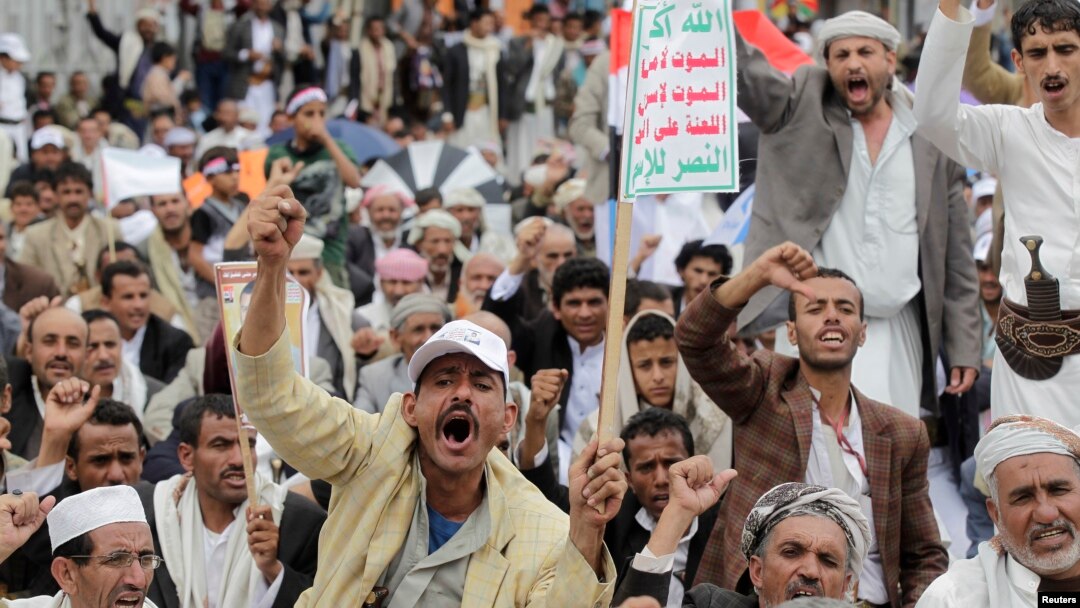 Supporters of the Shi'ite Houthi attend an anti-government rally in Sanaa, Yemen, Aug. 29, 2014. 