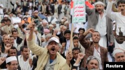 Supporters of the Shi'ite Houthi attend an anti-government rally in Sanaa, Yemen, Aug. 29, 2014. 