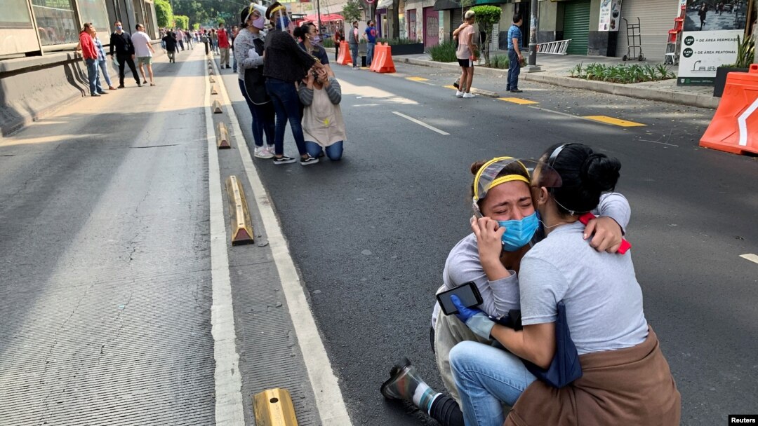 Reaksi warga setelah gempa mengguncang Mexico City, Meksiko, 23 Juni 2020.