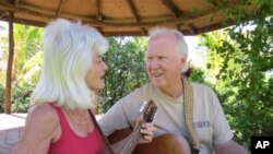 Ljubav Laurie i Jake Rohrer za havajsku glazbu doveo ih je do toga da godine u mirovini provode u očuvanju i promicanju tradicionalnih havajskih zvukova