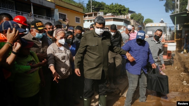 El presidente venezolano Nicolás Maduro visita Las Tejerias, afectada por devastadoras inundaciones luego de fuertes lluvias, en el estado de Aragua, Venezuela, el 10 de octubre de 2022. REUTERS/Leonardo Fernandez Viloria